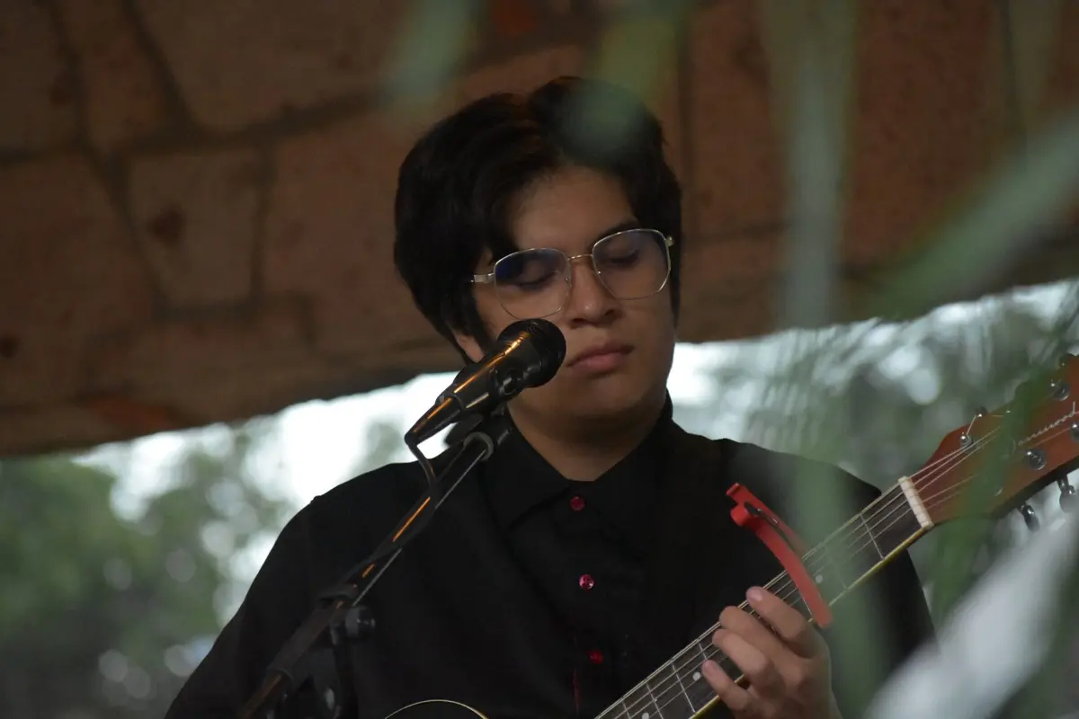 Guille Frank cantando y tocando guitarra