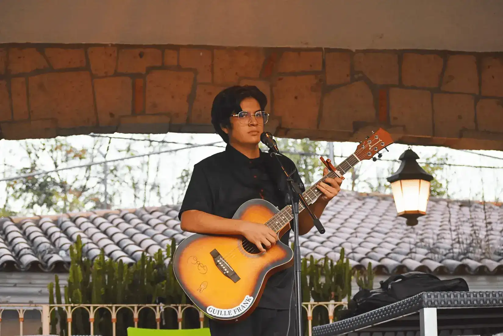 Guille Frank cantando y tocando guitarra