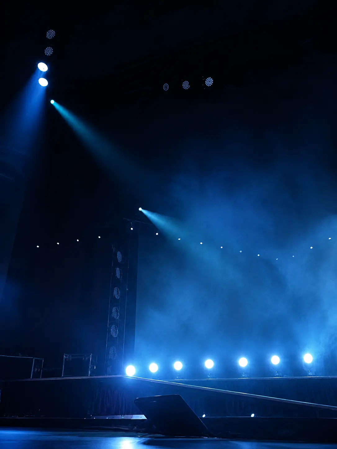 Escenario iluminado con luces azules para el concierto